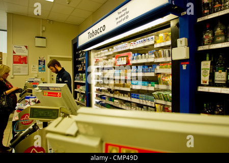 Tabak-Displays vor Shop verbieten Tescos Express Stockfoto