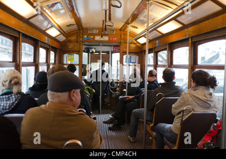 Innenraum der Straßenbahn in Lissabon, Portugal Stockfoto