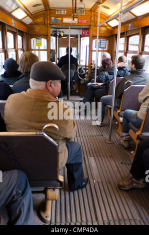 Innenraum der Straßenbahn in Lissabon, Portugal Stockfoto