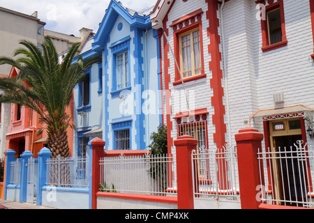 Santiago Chile,Providencia,Vina del Mar,Wohngebiet,Nachbarschaft,angeschlossene Häuser,Haus,Haus Haus Häuser Häuser Residenz schmiedeeiserner Zaun,zwei st Stockfoto