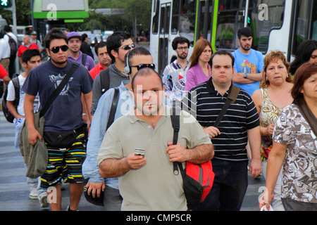 Santiago Chile, Providencia, Avenida Vicuna Mackenna, Straßenszene, markierte Kreuzung, überfüllt, lateinamerikanische lateinamerikanische Minderheit von Einwanderern, adu Stockfoto