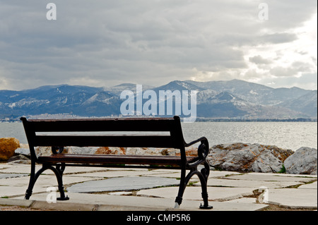 Leeren Stuhl Küste das trübe Meer Stockfoto