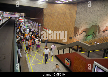 Santiago Chile, U-Bahn-Station, Universidad de Chile, U-Bahn, Zug, Zug, öffentliche Kunst, hispanischer Mann, Männer, Frauen, Fahrgäste Stockfoto