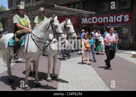 Santiago Chile, Paseo Ahumada, Fußgängerzone, Polizei, Polizei, Polizei, öffentliche Sicherheit, Patrouille, Reiten, Reiten, Hispanic ethnischen Mann Männer männlich, wom Stockfoto