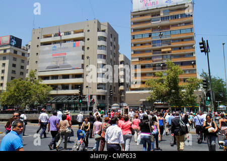 Santiago Chile, Avenida Liber Bernardo O'Higgins, Straßenszene, markierte Kreuzung, belebte Kreuzung, überfüllt, Ampel, Lichter, Hochhaus-Wolkenkratzer Stockfoto