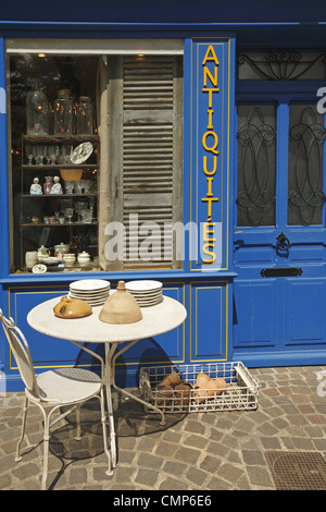 Das Antiquitäten-Geschäft in Chinon, Frankreich Stockfoto