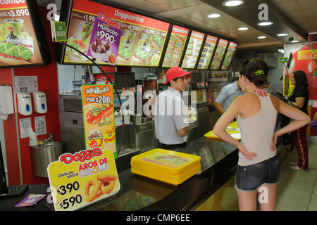 Santiago Chile, Bellavista, Pio Nono, Doggis, Hot Dogs, Fast Food, Restaurants, Restaurants, Restaurants, Restaurants, Cafés, Theke, Kassierer, Schild, Spanisch, Branding, Menü. Stockfoto