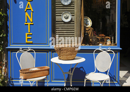 Das Antiquitäten-Geschäft in Chinon, Frankreich Stockfoto