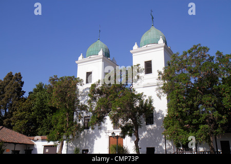 Santiago Chile, Las Condes, Iglesia San Vicente Ferrer de los Dominicos, Kupferkuppel, Religion, Außenansicht, Turm, Bäume, Symmetrie, zwei, zwei, zwei, zwei, lateinische morgens Stockfoto