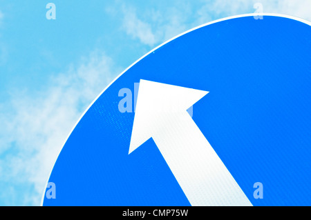 Straße Zeichen - Pfeil nach oben Stockfoto