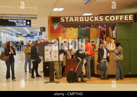Miami Florida International Airport MIA, Terminal, Gate, Cafe, Starbucks Coffee, Barista, Line, Schlange, Mann Männer männlich, Frau weibliche Frauen, Gäste, Gepäck, suitc Stockfoto