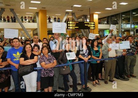 Lima Peru, Jorge Chávez International Airport, LIM, Passagierterminal, Ankunft, Chauffeur, Fahrer, Namensschilder, hispanischer ethnischer Mann, Männer, Frau, Frau, Wome Stockfoto