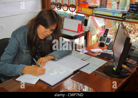 Lima Peru, Barranco District, Avenida Pedro D'Osma, D'Osma Bed & Breakfast, Hotel, günstige Unterkünfte, hispanische Frauen, Check-in, Gäste-Register, Writi Stockfoto