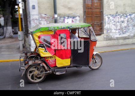 Lima Peru, Barranco District, Avenida Pedro D'Osma, Straßenszene, alternative Verkehrsmittel, Motorradtaxi, Taxis, Mototaxi, Taxis, Sozius, Dreirad, Hispanic-Mann Stockfoto