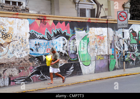 Lima Peru, Barranco District, Avenida Pedro D'Osma, Straßenszene, Nachbarschaft, hispanischer Mann Männer männliche Erwachsene Erwachsene, Wandern, Tasche, Paket, Tragen, Zaun, concr Stockfoto