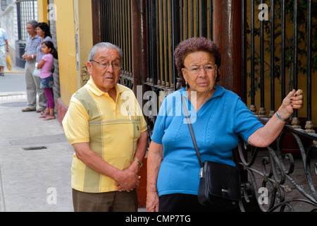 Lima Peru, Barranco District, Calle 28 de Julio, Nachbarschaft, Straßenszene, Bushaltestelle, Straße, Bürgersteig, warten, stehen, hispanischer Mann Männer männlich, Frau weiblich w Stockfoto