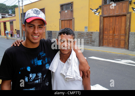 Lima Peru, Barranco District, Calle 28 de Julio, Nachbarschaft, Straßenszene, hispanische Jungen, männliche Kinder, Kinder, Jugendliche, Teenager Stockfoto