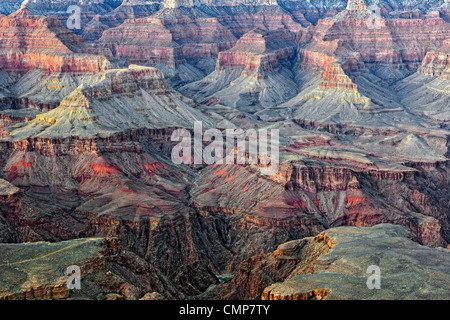Bürgerlichen Dämmerung verstärkt die Farben von Arizona Grand Canyon National Park vom Südrand am Yavapai Point. Stockfoto