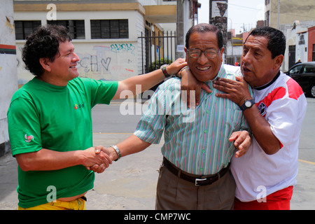 Lima Peru, Barranco District, Calle Miguel Grau, Straße Hispanic Mann Männer männlich Erwachsene Erwachsene, drei, Handschlag, begrüßen, Freunde, berühren, persönlichen Raum, reifen ein Stockfoto