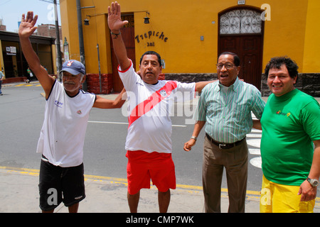 Lima Peru, Barranco District, Calle Miguel Grau, Straßenszene, hispanischer Mann Männer Erwachsene Männer, vier, Freunde, berührend, persönlicher Raum, reifer Erwachsener, Smilie Stockfoto