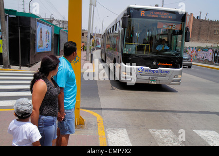 Lima Peru, Barranco District, Avenida Bolognesi, Straßenszene, Kreuzung, Verkehr, Metropolitano, Bus, Bus, öffentliches Verkehrssystem, Hispanic ethnic man m. Stockfoto