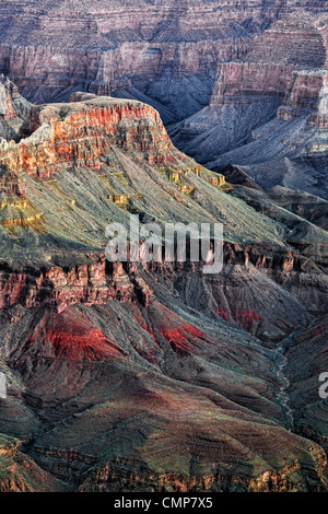 Bürgerlichen Abenddämmerung taucht der Cheops-Pyramide in Arizona Grand Canyon National Park von Yavapai Point und South Rim. Stockfoto