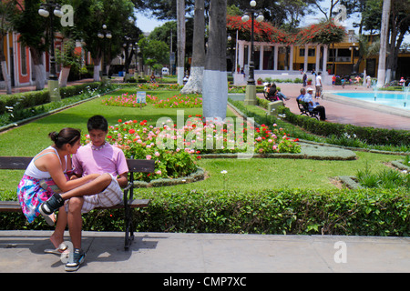 Lima Peru, Barranco District, Parque Municipal, Stadtpark, Freiraum, Garten, Blumenbeet, Baum, Brunnen, Bank, Freizeit, hispanische Jungen, männlich, Mädchen, Sie Stockfoto