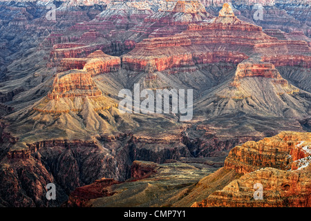 Bürgerlichen Dämmerung bereichert die Farben des Arizonas Grand Canyon National Park vom Mather Point am South Rim angesehen. Stockfoto