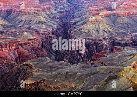 Bürgerlichen Dämmerung verstärkt die Farben des Bright Angel Canyon in Arizona Grand Canyon National Park vom Mather Point. Stockfoto