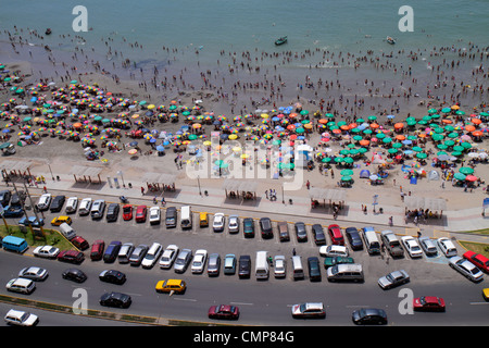 Lima Peru, Barranco District, Malecon, Circuito de playas, Playa los Yuyos, Pazifischer Ozean, Wasser, Küste, Luftaufnahme, Parkplatz, Auto, öffentlich, Strand, Menschenmenge, Crowde Stockfoto