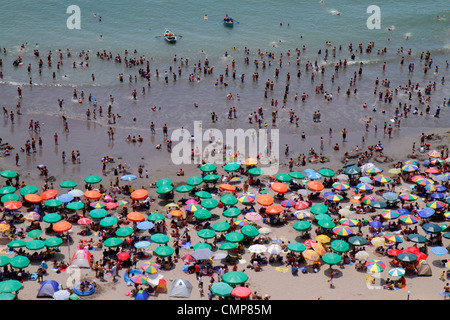 Lima Peru, Barranco District, Malecon, Circuito de playas, Playa los Yuyos, Pazifischer Ozean, Wasser, Küste, Luftaufnahme, Öffentlichkeit, Strand, Menschenmenge, überfüllt, Sonnenschirm, Schwimmen Stockfoto