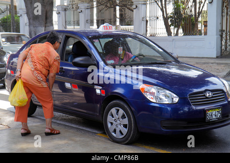 Lima Peru, Barranco District, Avenida Pedro D'Osma, Straßenszene, Autos, Taxi, Taxis, Taxis, Taxis, Taxis, Fahrer, Anfragen, Hispanic Latin Latino ethnischen Immigrant Stockfoto