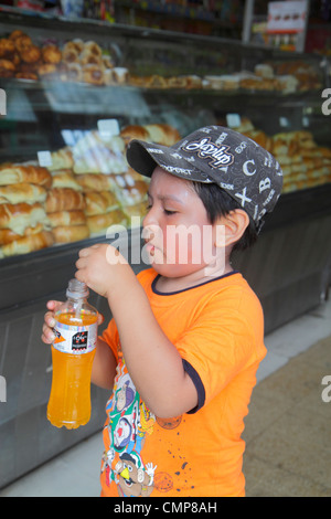Lima Peru, Barranco District, Avenida Miguel Grau, Bäckerei, Backwaren, Brot, Süßigkeiten, hispanische Jungen, männliche Kinder, Kinder, Jugendliche, mit Pfrocken Stockfoto