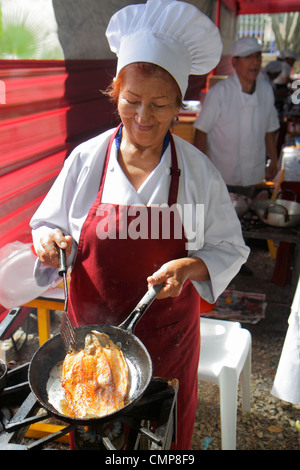 Lima Peru, Barranco District, Calle Colon, Nachbarschaft, Community Fundraiser, Food Festival, Essen, Geselligkeit, hispanische Frau weibliche Frauen, Chefhut, Haube, Stockfoto