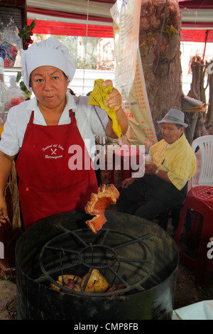 Lima Peru, Barranco District, Calle Colon, Nachbarschaft, Community Fundraiser, Food Festival, Essen, Geselligkeit, hispanische lateinamerikanische lateinamerikanische ethnische Immiker Stockfoto