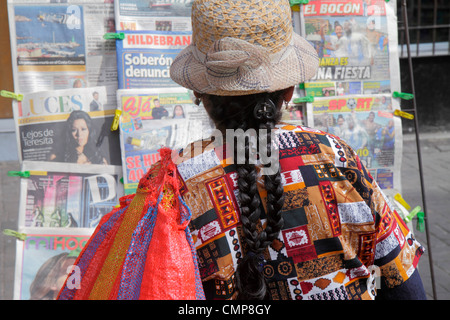 Lima Peru, Barranco District, Avenida Miguel Grau, Kiosk, Zeitung, Zeitschrift, spanische Sprache, zweisprachig, Überschrift, Titelseite, hispanische Frau Frau wo Stockfoto