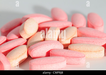 roten Pillen auf weißem Hintergrund. Makro Stockfoto