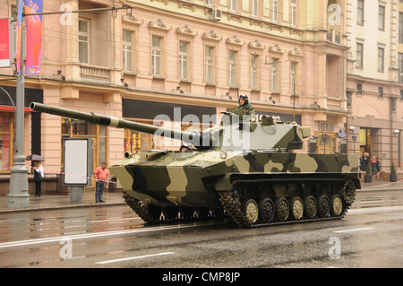 Moderne Panzer auf Probe der Militärparade in Moskau, Russland Stockfoto