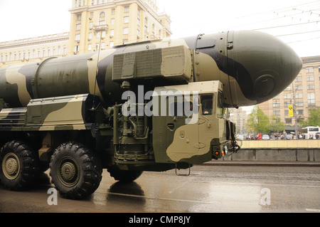 Modernen ballistischen nuklearen Raketen auf Probe der Militärparade in Moskau, Russland Stockfoto