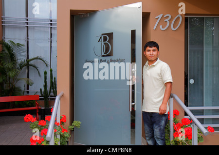 Lima Peru,Barranco District,Calle Centenario,3B Barranco Bed & Breakfast,Hotel,Budget-Unterkunft,Eingang,Gast,Tür,hispanischer Mann Männer Erwachsene Erwachsene,e Stockfoto