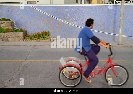 Lima Peru, Barranco District, Malecon Souza, Straßenszene, Dreirad, Biker Fahrradfahrer Fahrrad Fahrräder, Radfahren Radfahren Reiten Reiter Übung Training, Cyclis Stockfoto