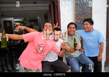 Lima Peru, Barranco District, Calle Rosello, Straßenszene, Bar Lounge Pub, Straße, Bürgersteig, Getränke trinken, Bier, Flasche, hispanischer Mann Männer männliche Erwachsene Anzeige Stockfoto