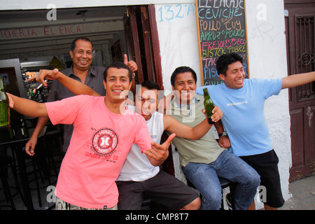 Lima Peru, Barranco District, Calle Rosello, Straßenszene, Bar Bars Lounge Pub, Straße, Bürgersteig, Getränke Getränke Getränke Getränke Trinken, Bier, Flasche, Hispan Stockfoto