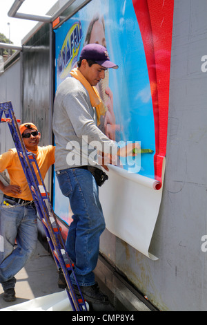 Lima Peru, Barranco District, Calle Rosello, Straße, Bürgersteig-Szene, Vinyl-Plakatwand, Werbung, Anzeige, Installation, Leiter, hispanischer Mann Männer männliche Erwachsene Anzeige Stockfoto