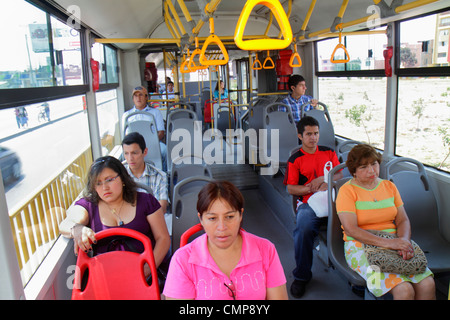 Lima Peru, Barranco District, Avenida Bolognesi, Bahnhof, Metropolitano-Buslinie, Businnern, Sitze, Gang, hispanischer Mann Männer männlich, Frau weibliche Frauen, Passeng Stockfoto