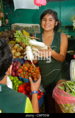 Lima Peru, Surquillo, Mercado de Surquillo, Markt, Stall, Shopping Shopper Shopper Shop Geschäfte Markt Märkte Kauf Verkauf, Einzelhandel Geschäfte Geschäft Stockfoto