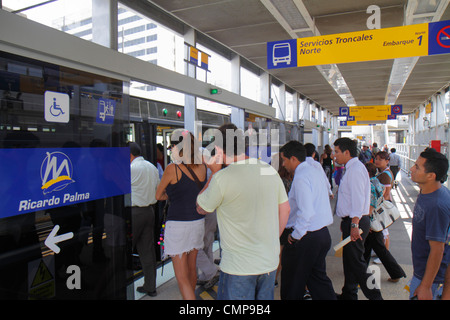 Lima Peru, Paseo de la Republica, Ricardo Palma Estacion, Bahnhof, Metropolitano Bus Line, öffentliche Verkehrsmittel, Bus, Bus, Boarding, Bahnsteig, hispanischer Mann mA Stockfoto