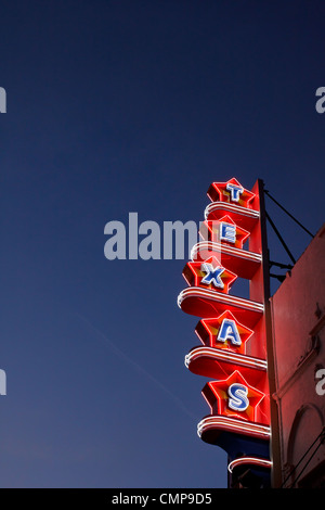 Neon Zeichen außerhalb Texas Theatre, der Ort, wo Lee Harvey Oswald kurz nach der Ermordung angeblich JFK verhaftet wurde. Stockfoto