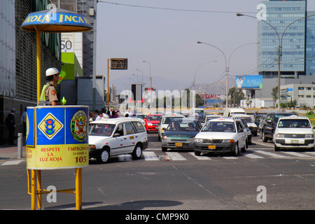 Lima Peru, San Isidro, Avenida Canaval y Moreyra, Straßenszene, hispanische Frauen, nationale Polizei, Strafverfolgungsbehörden, Uniform, Helm, Verkehrspolizist, yel Stockfoto