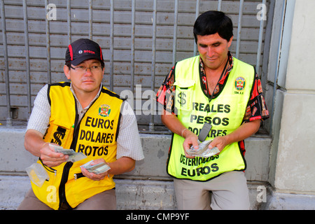 Lima Peru, Jiron de la Union, Geldwechsler, Wechselstube, Geschäft, hispanischer Mann Männer Erwachsene Männer, Dollar, Euro, Pesos, Rechnungen, Währung, Geld, Kittel, Weste, Stockfoto